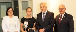 Nagrodzeni wraz z samorządowcami pozują do zdjęcia