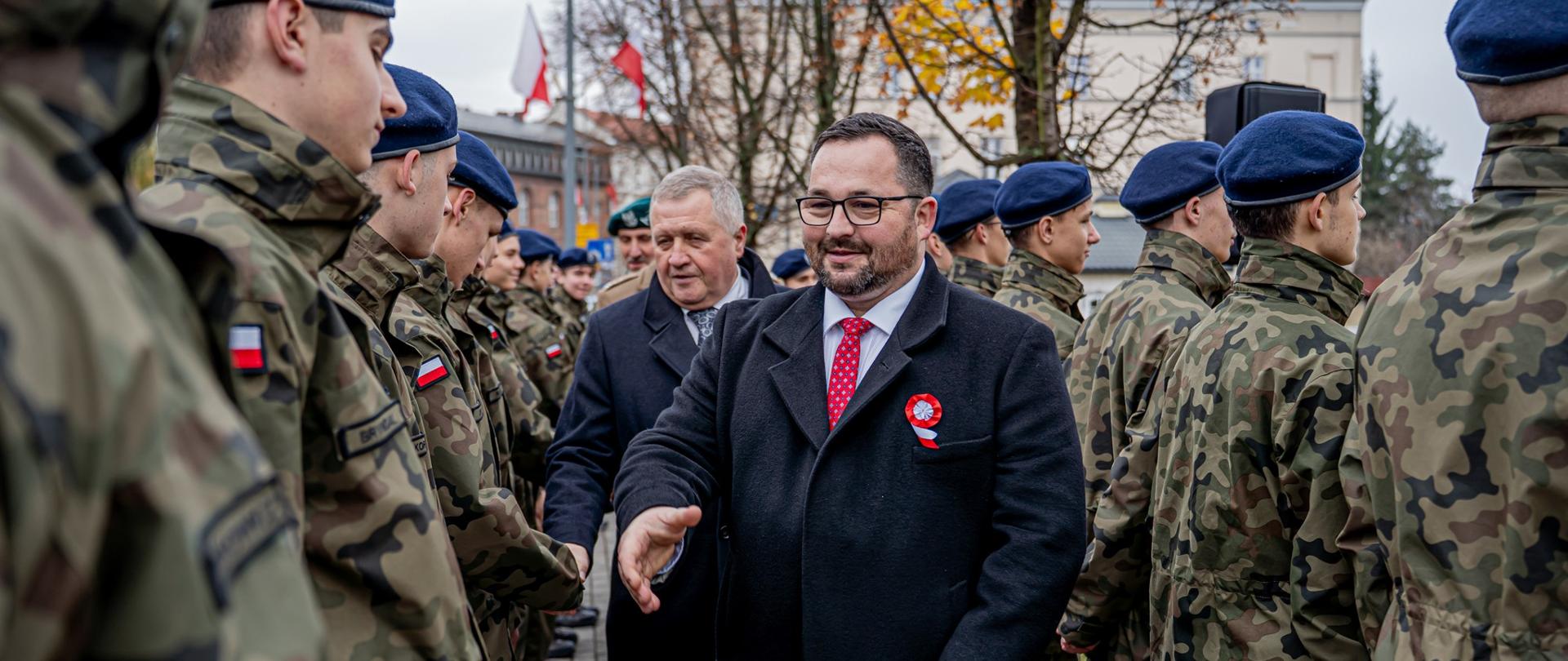 Starosta Gorlicki Mirosław Waląg składający gratulacje uczniom OPW (Oddziału Przygotowania Wojskowego)