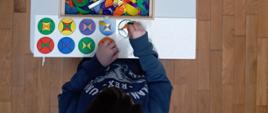 Dzieci w trakcie zajęć terapeutycznych z pedagogiem specjalnym 