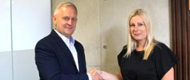 Starosta Polkowicki gratuluje kobiecie i wręcza jej list gratulacyjny w teczce 