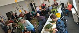 seniorzy wykonują palmy wielkanocne