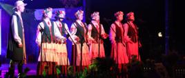 Folklor i Tożsamość Pogranicza Narewka 2022 - na scenie prezentuje się zespół z Łotwy