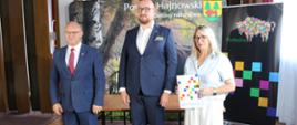 Starosta Hajnowski Andrzej Skiepko, Wicemarszałek Sebastian Łukaszewicz oraz Wicestarosta Joanna Kojło prezentują podpisaną umowę