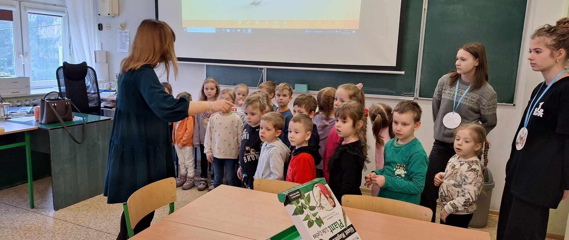 Dzieci i 3 dorosłych w szkole