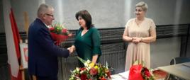 Skarbnik Miasta i Gminy Mordy (Lidia Lipińska) oraz Sekretarz Miasta i Gminy Mordy (Monika Nasiłowska - Osik) wręczają kwiaty Burmistrzowi Miasta i Gminy Mordy Janowi Pawłowi Ługowskiemu