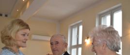 Wręczenie odznaczenia Państwu Teresie i Kazimierzowi przez Wójta Gminy