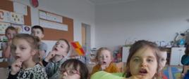 Dzieci w klasie przy stolikach