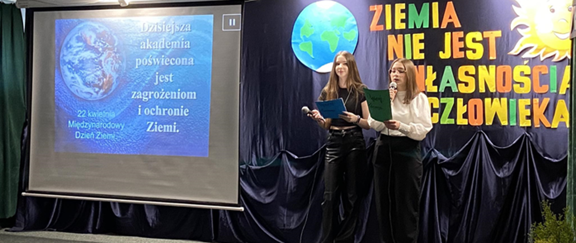 Dwie uczennice prowadzące uroczystość