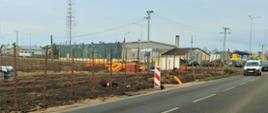 Zdjęcie przedstawia początkowy etap budowy ścieżki rowerowej pomiędzy Przasnyszem a Lesznem