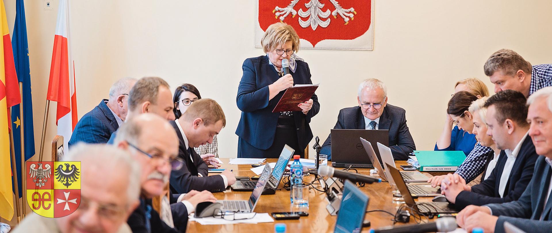 grupa ludzi wewnątrz