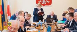 grupa ludzi wewnątrz
