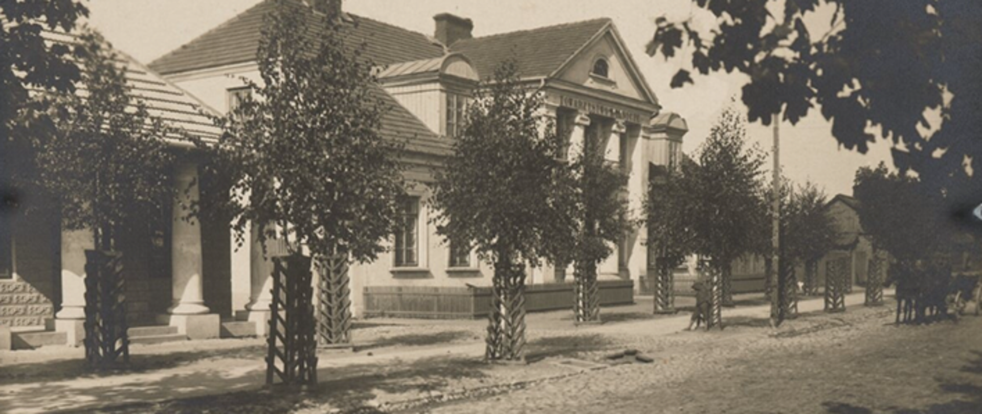 Fotografia archiwalna, która przedstawia dawne zdjęcie ul. Aleja Kościuszki w miejscowości Ostrów Mazowiecka