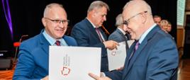 Moment wręczenia nagrody przez Starostę Hajnowskiego