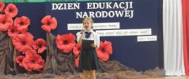 dziewczynka śpiewa