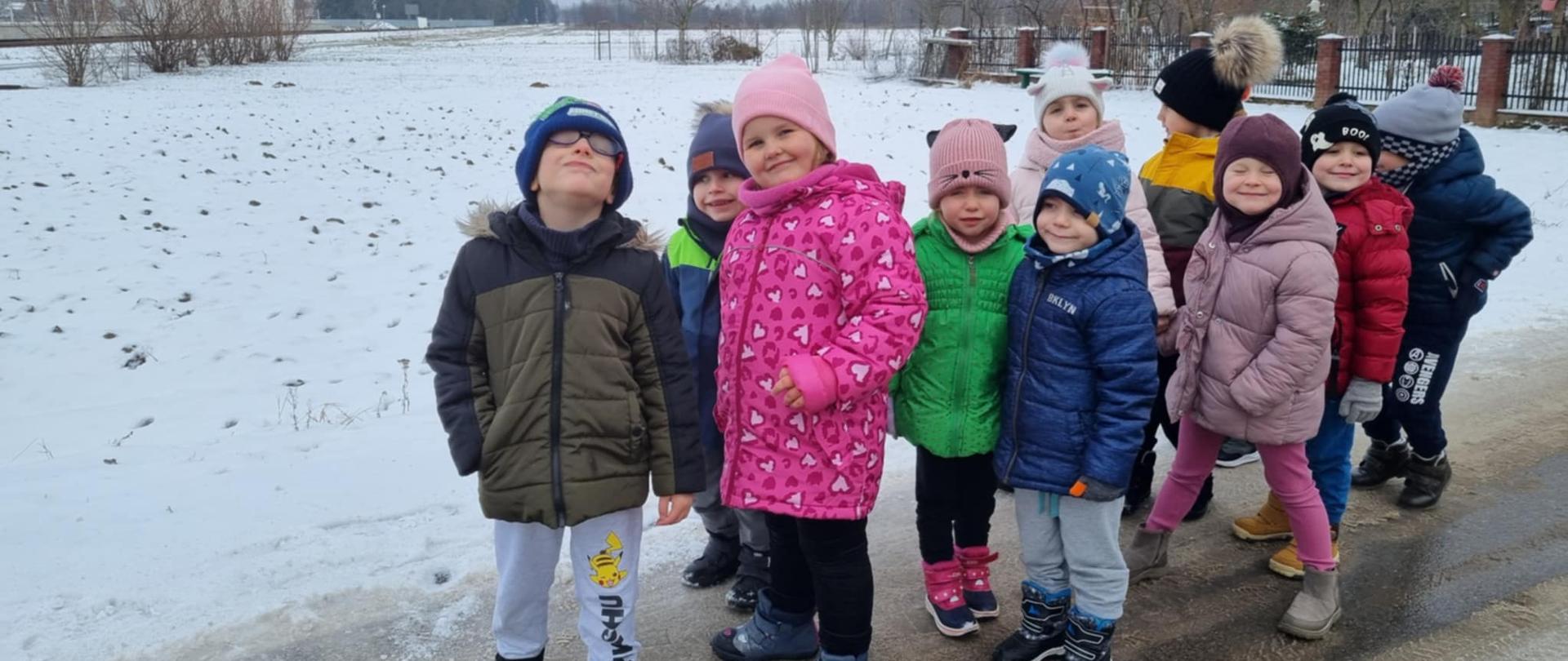 Dzieci podczas zimowego spaceru