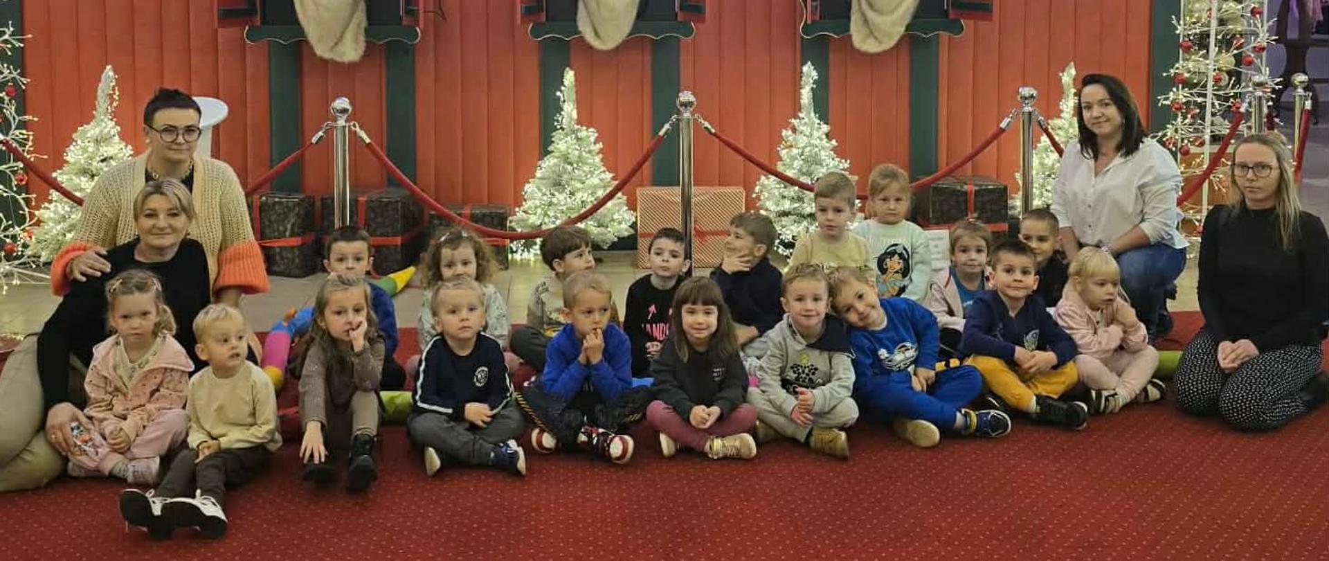 Zdjęcie przedstawia grupę Fajniaki wraz z wychowawczyniami i opiekunkami.