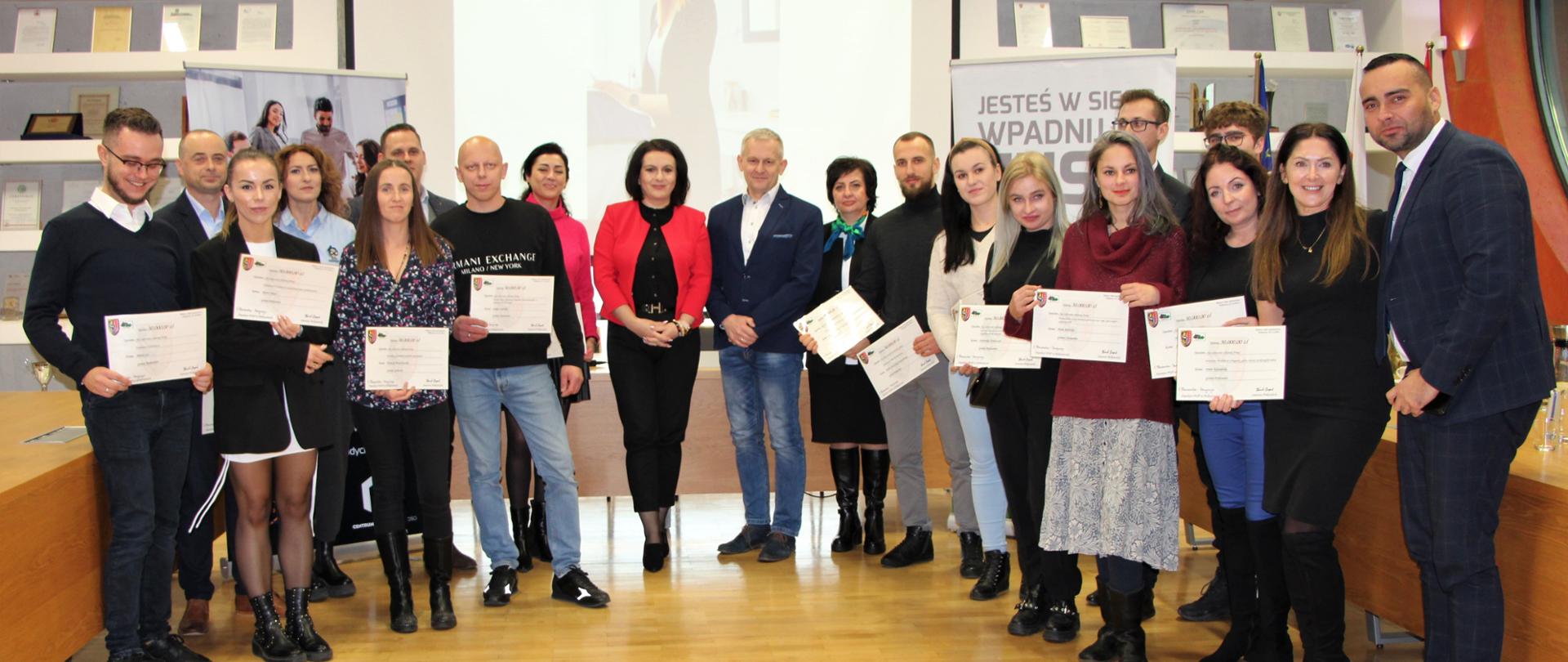 Grupa osób z czekami odebranymi od władz powiatu polkowickiego 
