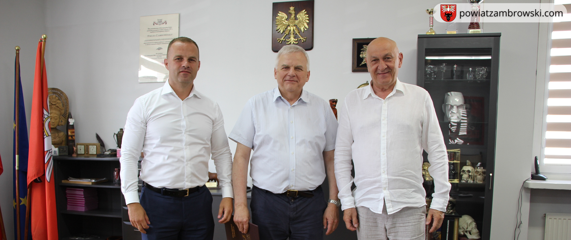 od lewej Sebastian Orłowski Wicestarosta, Bogusław Dębski Prezes Spółki "Szpital Powiatowy w Zambrowie oraz Zbignew Teofil Jach Starosta Zambrowski