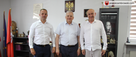 od lewej Sebastian Orłowski Wicestarosta, Bogusław Dębski Prezes Spółki "Szpital Powiatowy w Zambrowie oraz Zbignew Teofil Jach Starosta Zambrowski