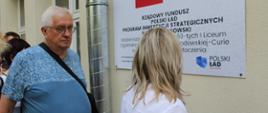 Wicestarosta prezentuje tablicę dot. dofinansowania do inwestycji w I LO