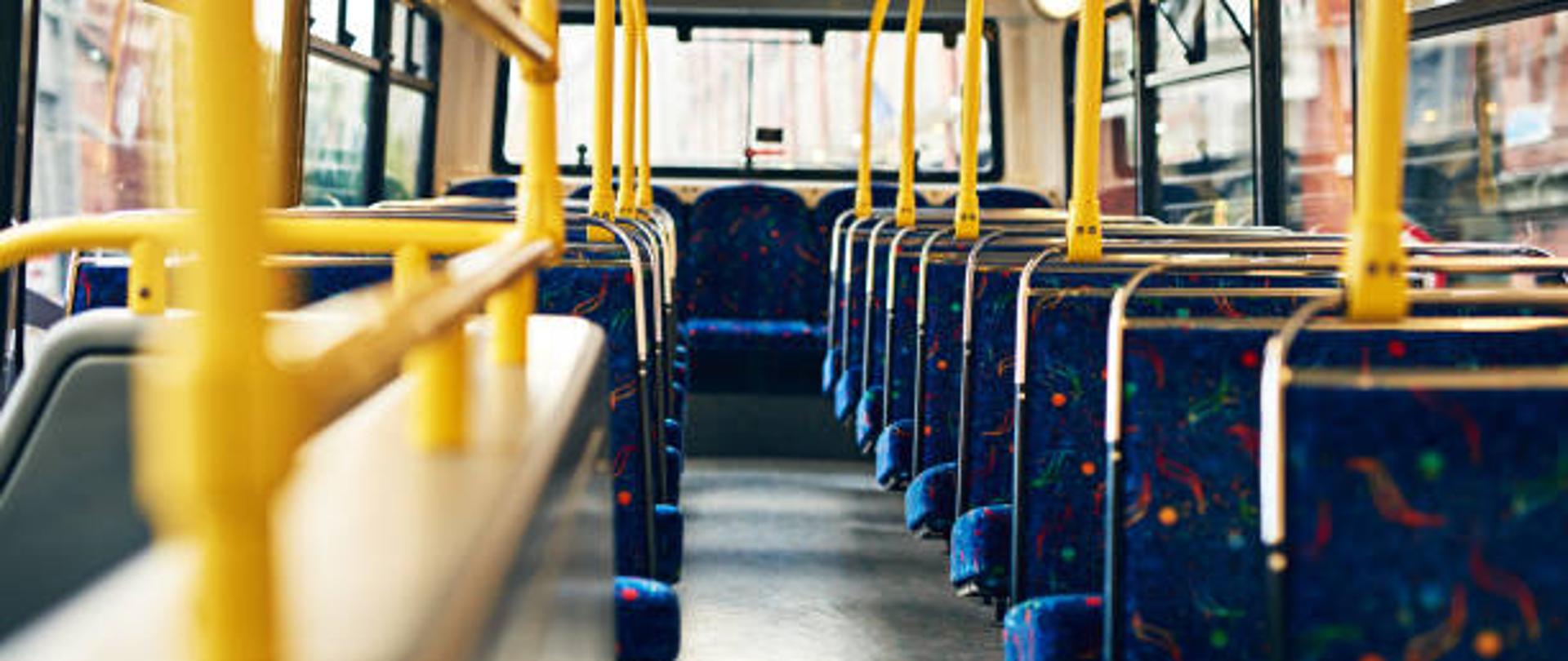 Wnętrze autobusu, z siedzeniami.