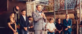 Wystąpienie Pana Wójta na scenie w tle zaproszeni goście 