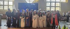 Zdjęcie grupowe organizatorów, artystów przedstawienia oraz zaproszonych gości