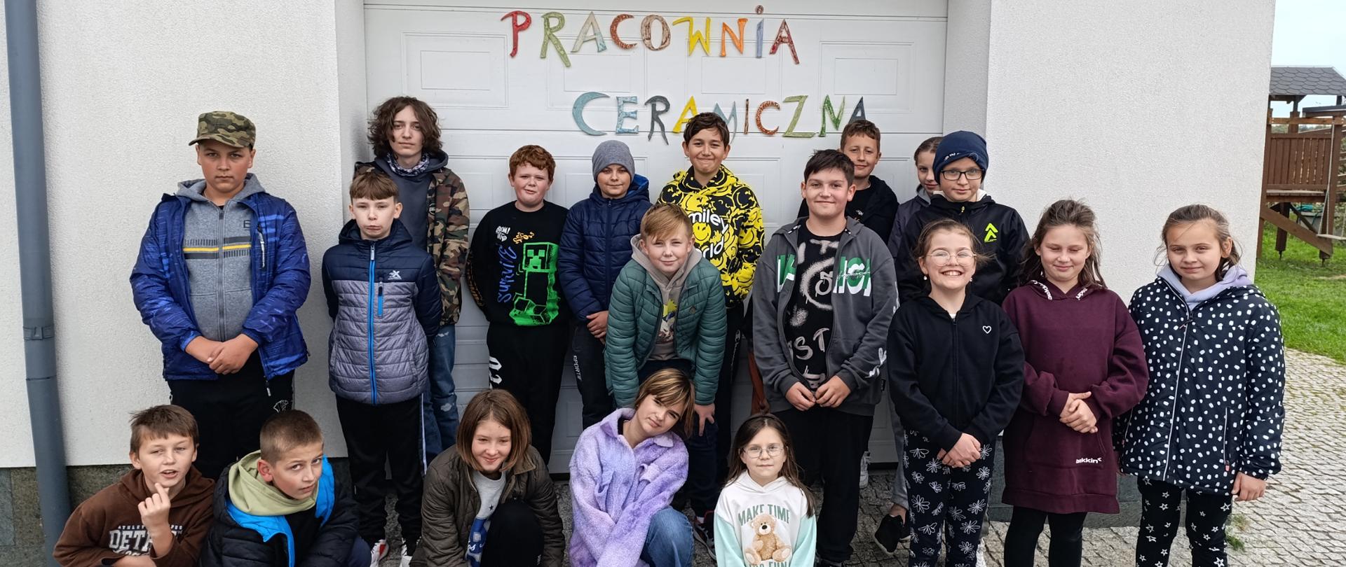 Uczniowie podczas warsztatów ceramicznych. 