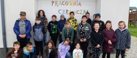 Uczniowie podczas warsztatów ceramicznych. 