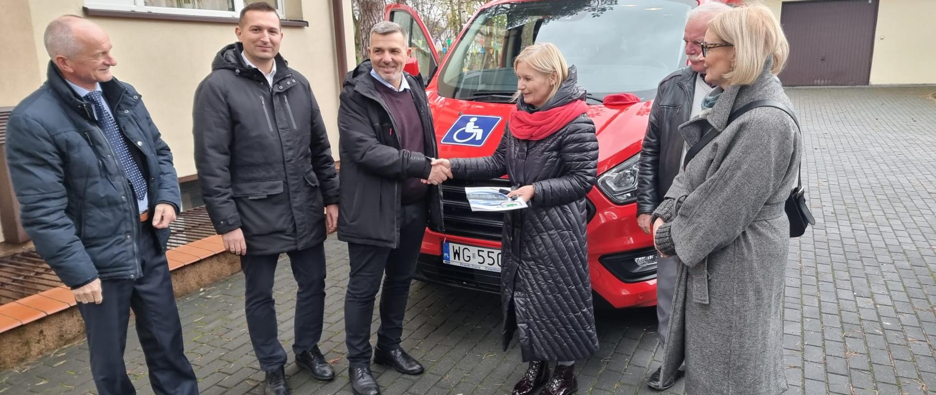 Przekazanie samochodu dla Specjalnego Ośrodka Szkolno - Wychowawczego im. Marii Konopnickiej w Trzciance - Starosta Powiatu Garwolińskiego Mirosław Walicki, Wicestarosta M,arek Ziędalski, członkowie zarządu powiatu - pani Marta Serzysko, Pan Jan Tywanek, pan Krzysztof Ośka oraz dyrektor ośrodka pani Katarzyna Gągała 