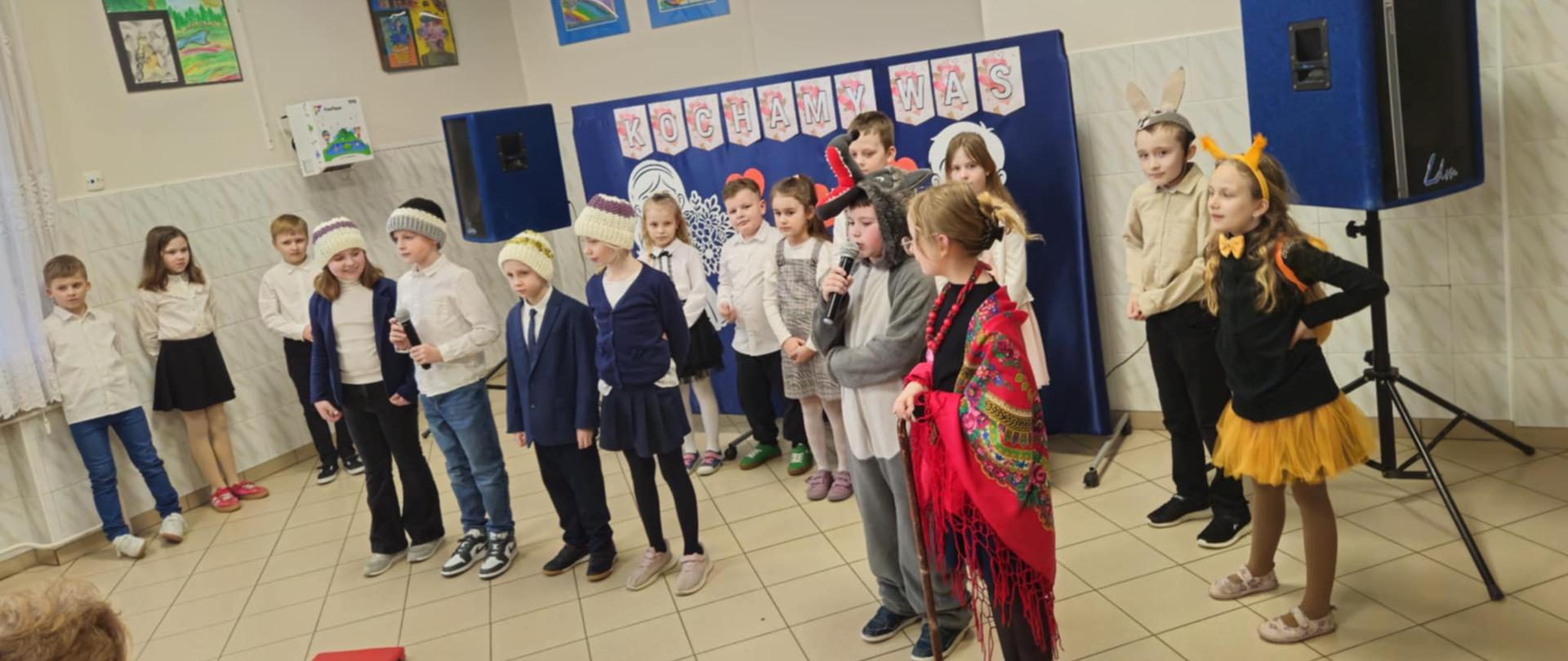 Uczniowie klasy 2 b występują przed dziadkami.