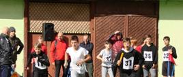 Trzech chłopców z rocznika starszego podczas biegu