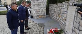 Delegacja Powiatu Koneckiego po złożeniu wieńca