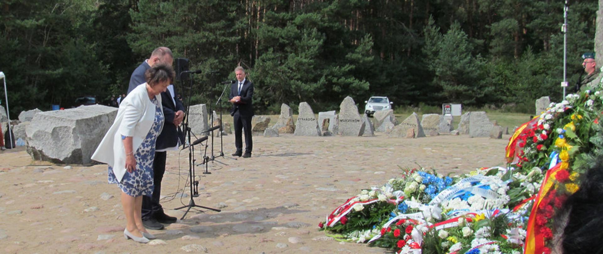 Delegacja Powiatu Sokołowskiego (E. Sadowska, J. Odziemczyk) składa wiązankę pod pomnikiem centralnym obozu Treblinka II