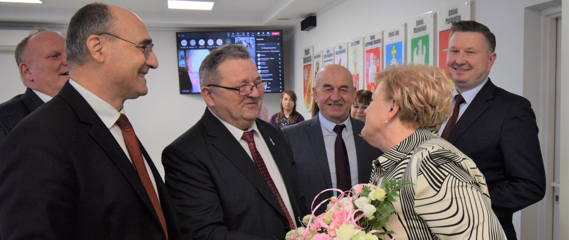 Przewodniczący rady dziękuje odchodzącej na emeryturę Annie Sawickiej
