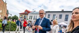 Starosta Powiatu Proszowickiego eksponuje medal IX Biegu Proszowickiego im. Jana Marynowskiego 