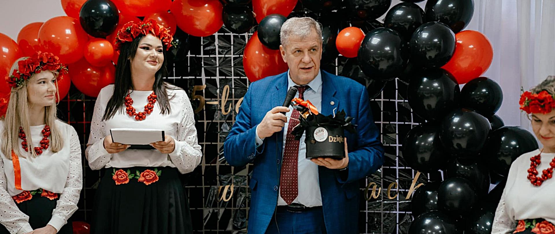 Starosta bielski Sławomir Jerzy Snarski podczas uroczystości jubileuszu 5-lecia Koła Gospodyń Wiejskich w Nałogach