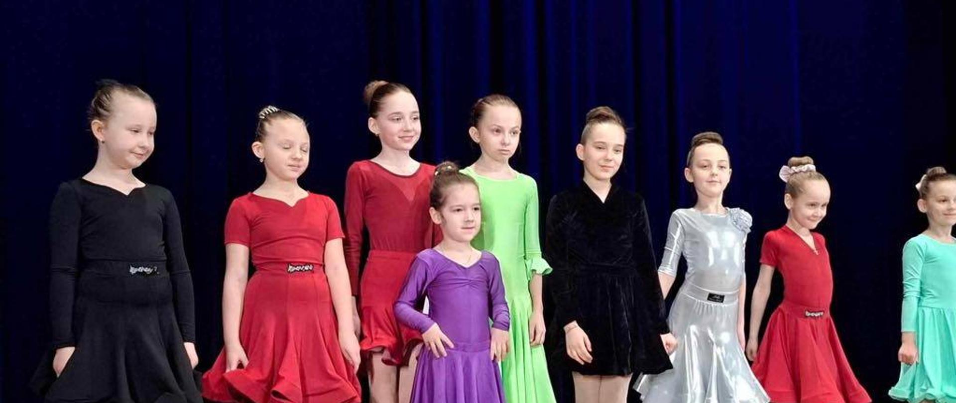 Młode tancerki pozują do zdjęcia