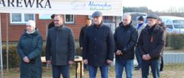 Uczestnicy zebrani na uroczystości - Wicestarosta, Wójt Gminy Narewka, Członek Zarządu Powiatu, radny gminny