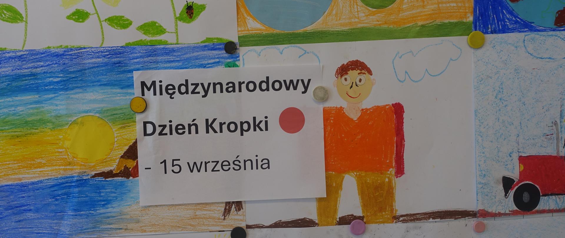 Tablica z pracami plastycznymi uczniów