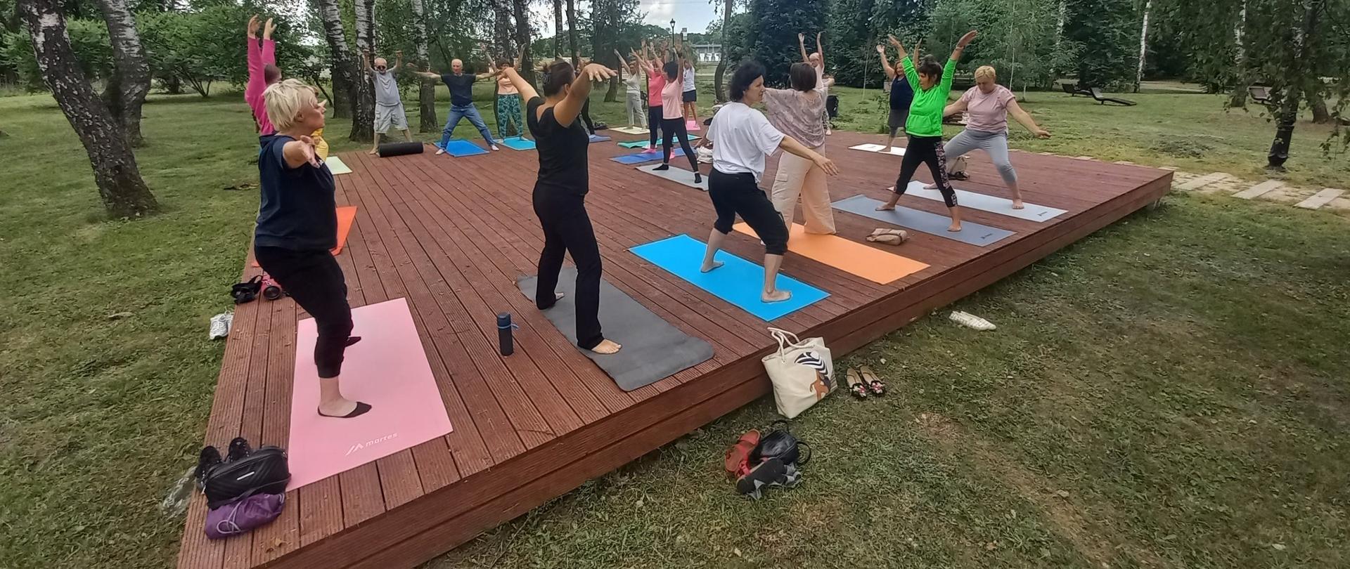 Na zdjęciach widać ćwiczących uczestników zajęć aktywny senior.