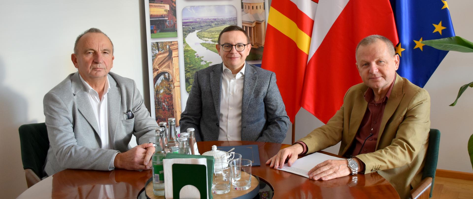 Wicestarosta Dąbrowski, Sędzia Trybunału Stanu Piotr Sak oraz Starosta Dąbrowski podczas spotkania w urzędzie