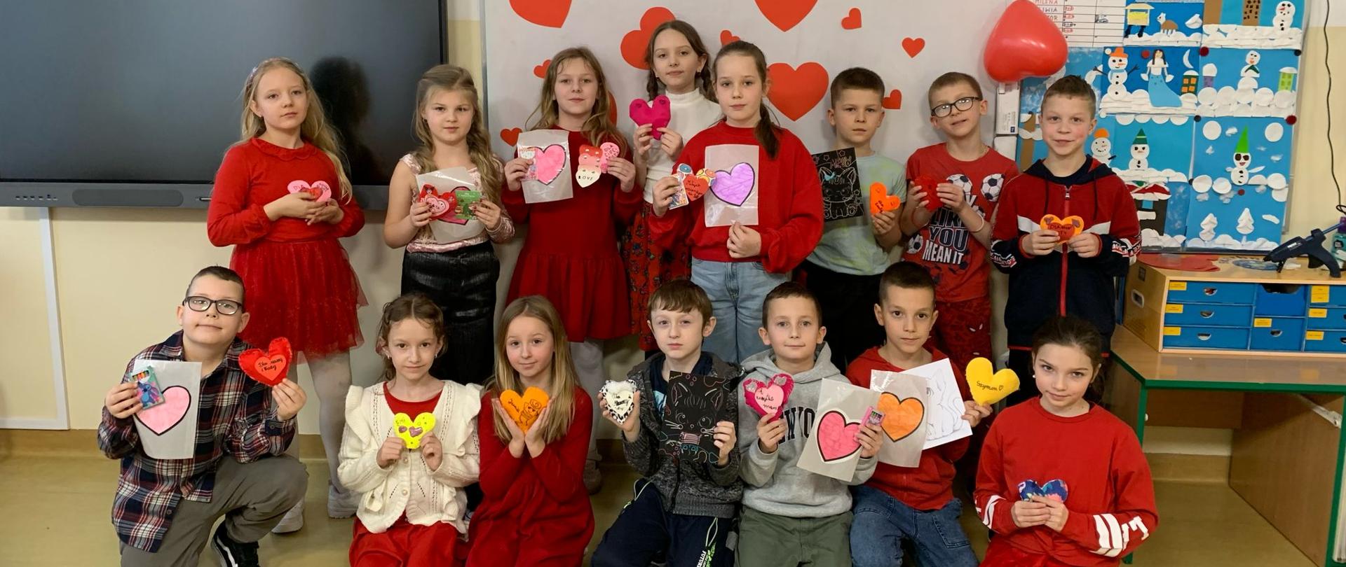 Uczniowie klasy 3 b z własnoręcznie uszytymi i ozdobionymi serduszkami walentynkowymi.