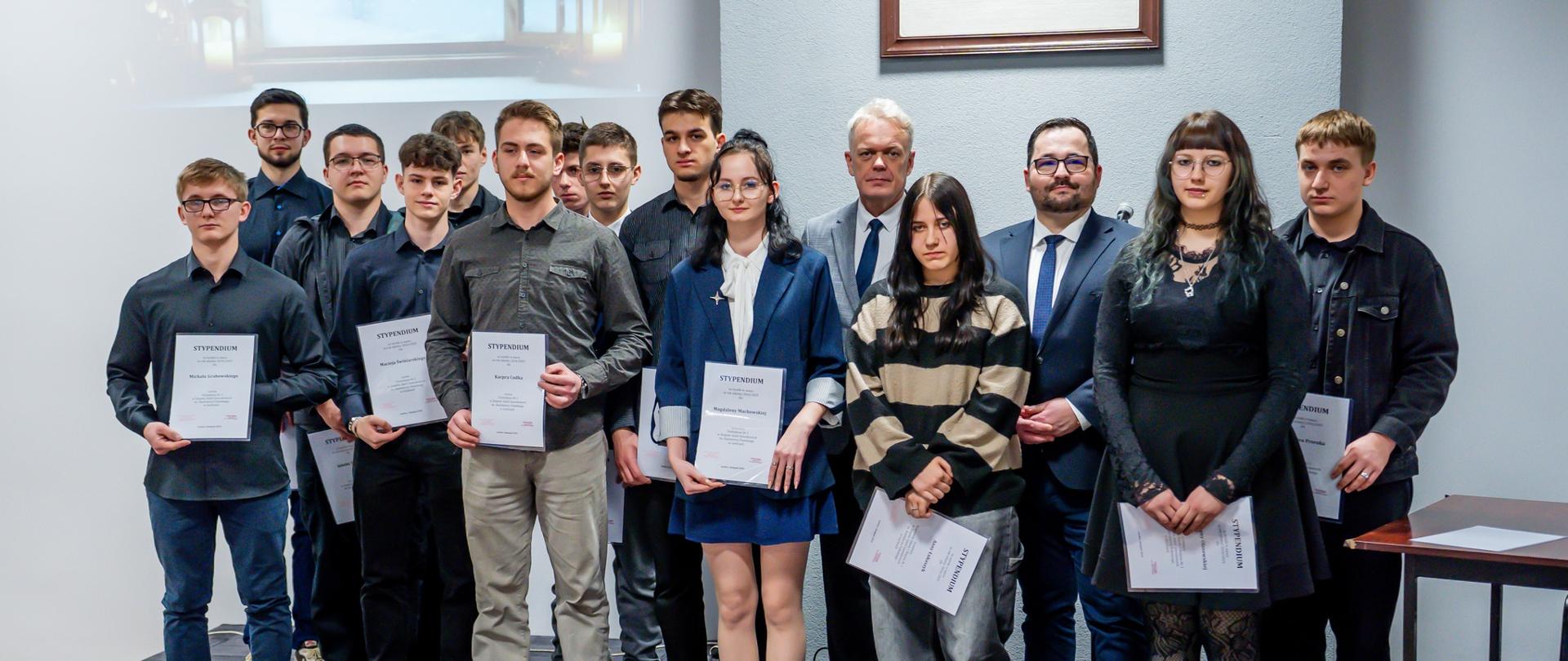 Starosta Gorlicki, dyrektor ZSZ wraz ze stypendystami