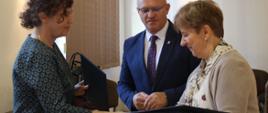 Starosta składa dyrektorom i nauczycielom podziękowania, wręczając list gratulacyjny