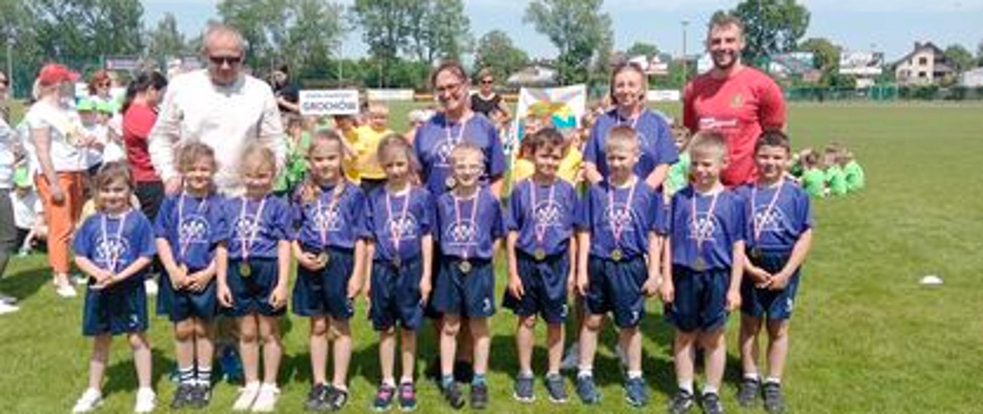 4 dorosłycj i 10 dzieci z medalami