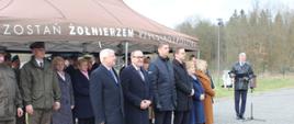 Przedstawiciele władz rządowych, samorządowych, duchownych i nadleśnictwa w oczekiwaniu na przysięgę