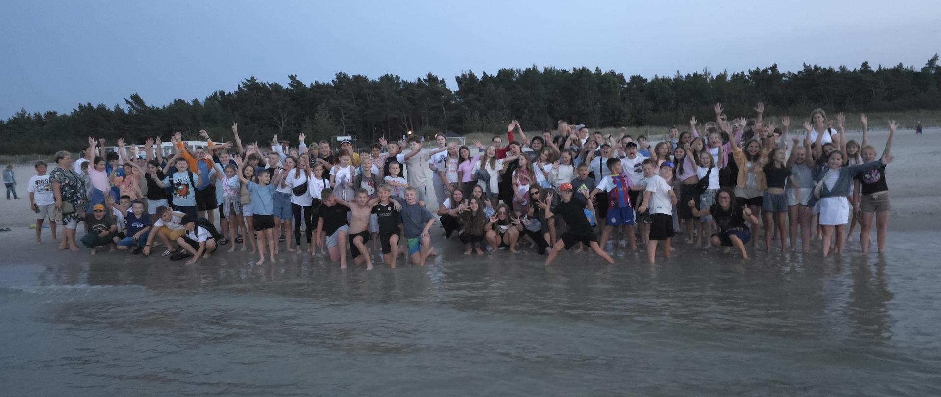 Dzieci na plaży - zielona szkoła - Łeba - 100 uczestników.