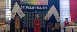 Solistka z Hajnowskiego Domu Kultury na scenie