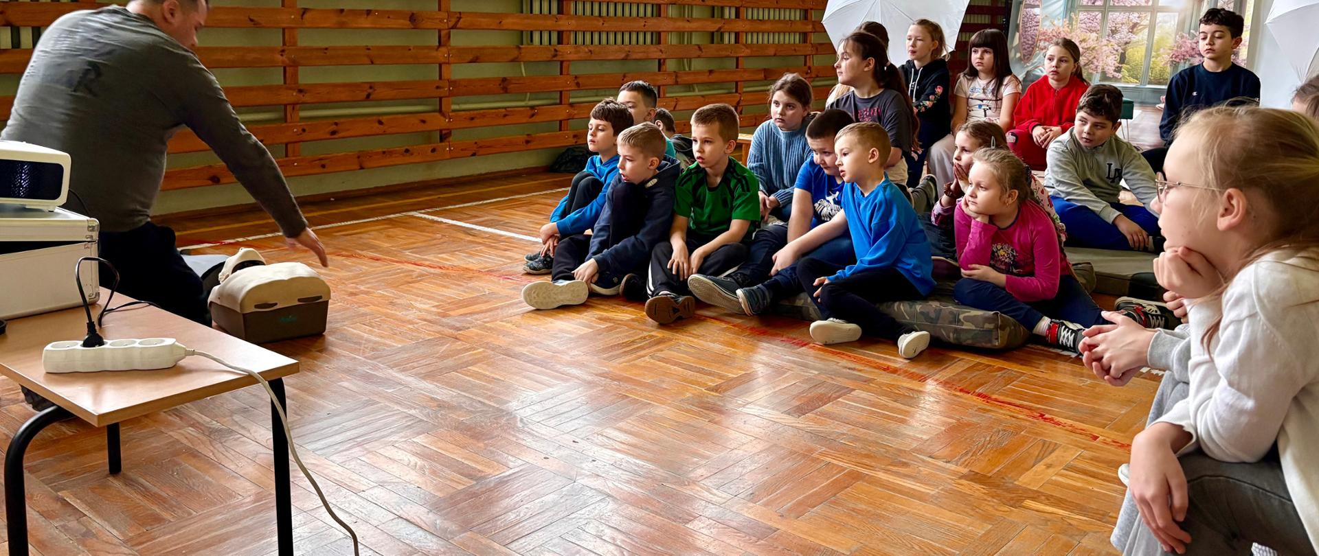 Uczniowie klas I-V podczas warsztatów pierwszej pomocy